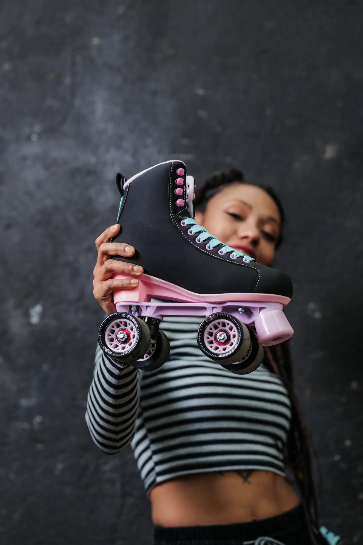 SKA810720 CHAYA Melrose Black Pink Roller Skates Lifestyle Rollschuhe Skatepark Rollschuhe Chaya Quad Skates Aggressive Quad Skates Rollschuhe Stunt Rollschuhe Rollkunstlauf Rollschuhe Rollerskates Schwarze Rollschuhe Lifestyle Rollschuhe Roller Skating Quad Skating Skateschule und Skateshop Weil am Rhein SkaMiDan Lörrach Freiburg Basel Deutschland Germany