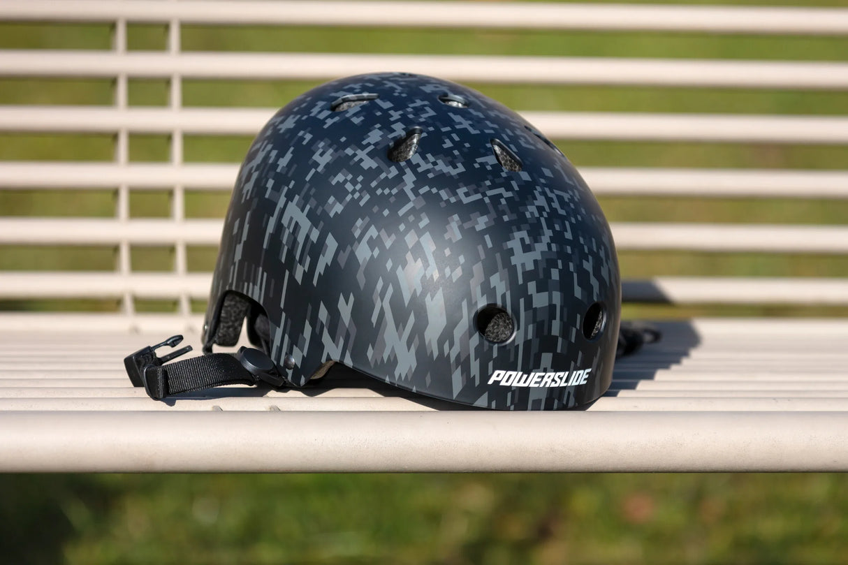 SKA903283 POWERSLIDE Pro Urban Camo 2 Skatehelm XXII Stunt Skatehelm Größenverstellbar protectors skate helmet aggressive helmet wind helmet skatehelm surzhelm radhelm fahrradhelm sporthelm schutzhelm Skate Schützer Inliner Schützer Schutzausrüstung Fingerschutz Handschuhe inline skating inliner inlineksaten rollerbladen rollerskaten Inlineskates Rollerblades Fitness Skates Slalom Skates rollerblades rollerblading inline skating Lörrach Freiburg Basel Inliner Skateschule und Skateshop Weil am Rhein SkaMiDan