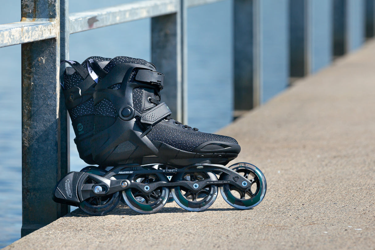 SKA940684 POWERSLIDE Phuzion Enzo 90 Black 2022 | Trinity X | Fitness Inlineskates Trinity X Fitness Inlineskate Fitness Inlineskates Inlineskates Sport Inline Skates Rollerblades Urban Inline Skating Urban Inline Skating Freeskates Trainng Skates Strecken Skates Trinity Skates Einsteiger Beginner Inlineskates Inliner Fitness Inliner City Skates Fitness Inliner Sport Skates Sport Inliner Rollerblades Rollerblading Lörrach Freiburg Basel Inliner Skateschule und Skateshop Weil am Rhein SkaMiDan Deutschland Ge